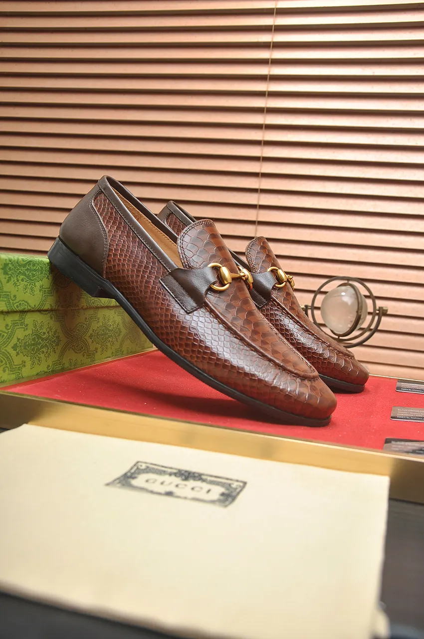 Men's shoes 💰600💶 Brand: GUCCI (Gucci) Standard size: Men's size 38/44 (45 can be customized) Grade: Same as the official website Original quality Material: Original cowhide Water-dyed cowhide lining Original rubber outsole Style category: Men's fashionable casual leather shoes Distinguished big-name luxury elements Top luxury Color: Actual picture